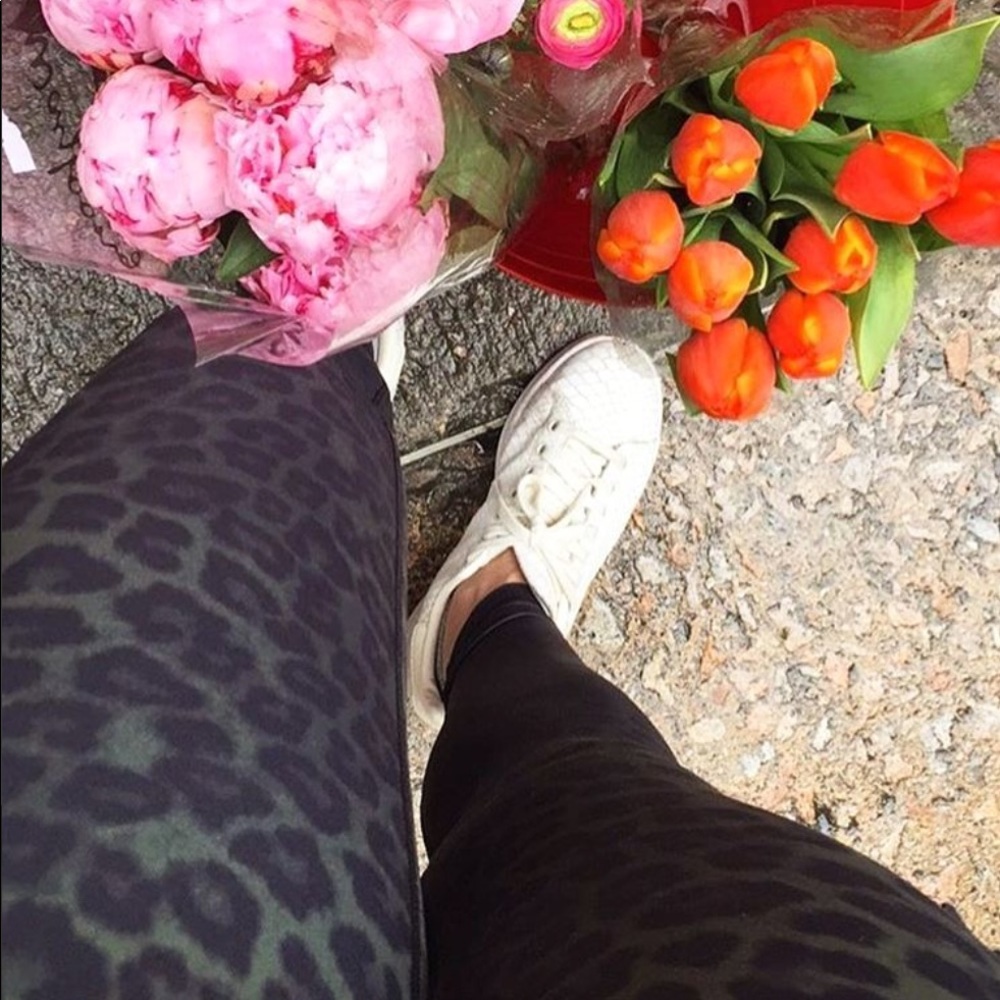 Black Leopard Leggings by Vie Active - Medium